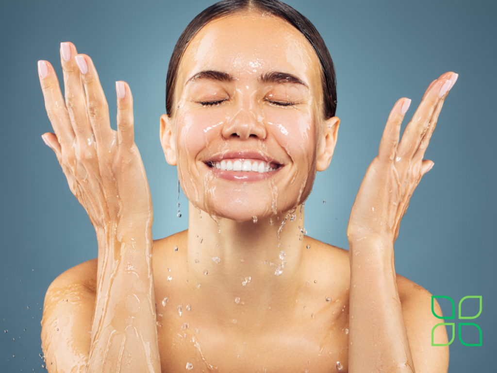 splashing hydrogen water on face to stay young